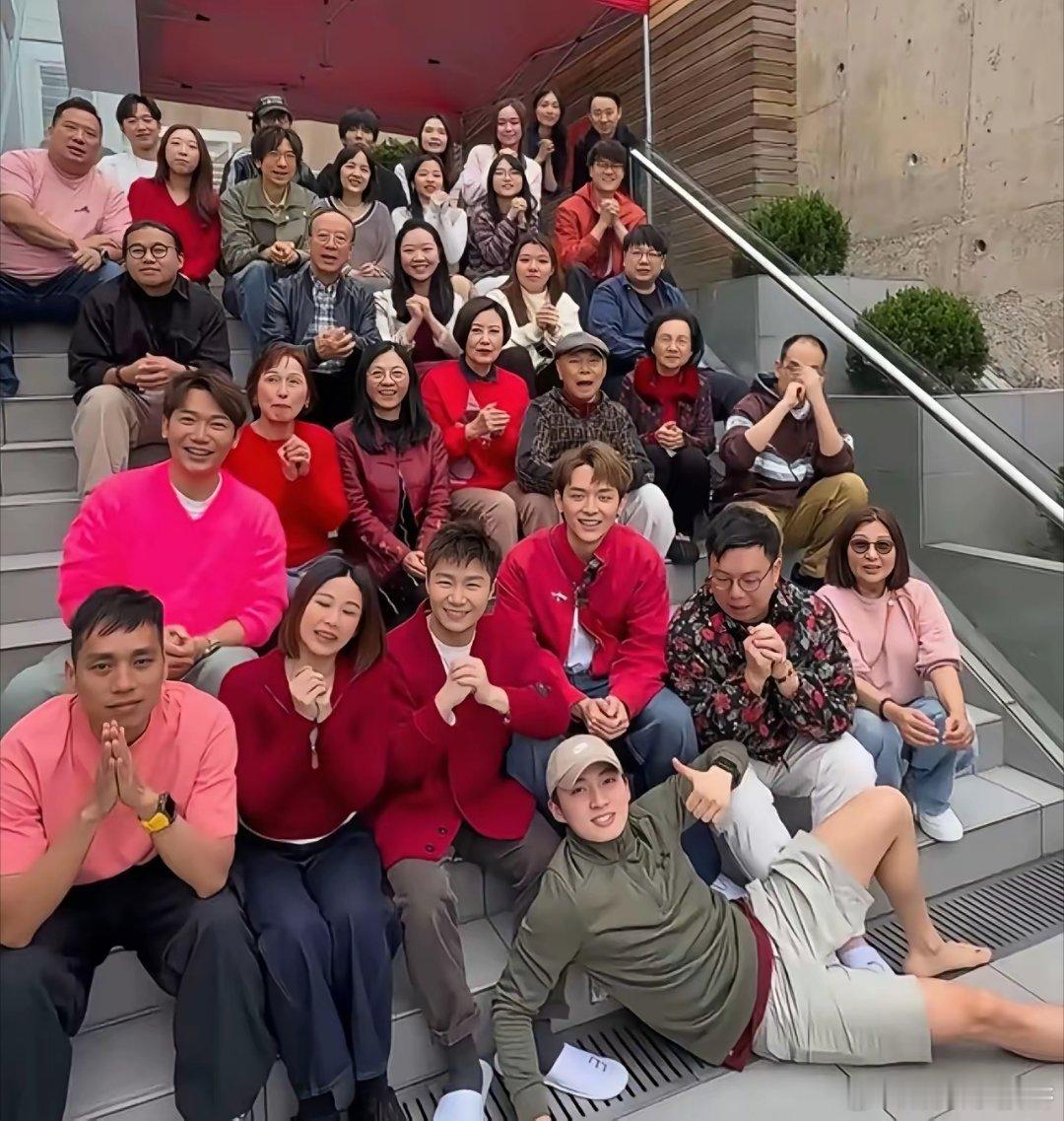 汪明荃人缘真好啊，虽然无儿无女、但每年春节都有超30人给她拜年！她和罗家英住在一