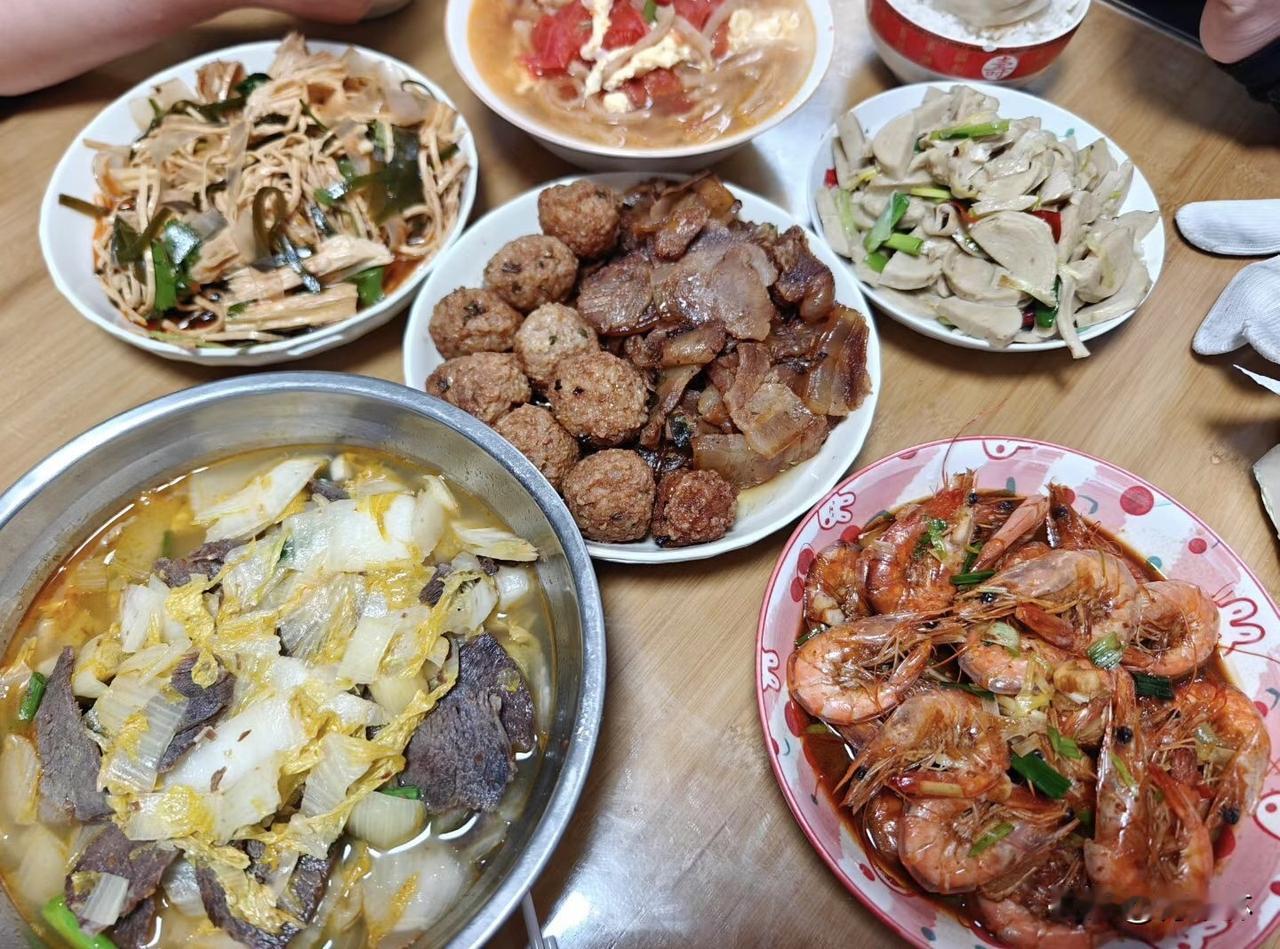 晒出我的今日美食今天中午的菜肴，家常味才最香！一桌子热乎菜，简单又满足，吃得超开