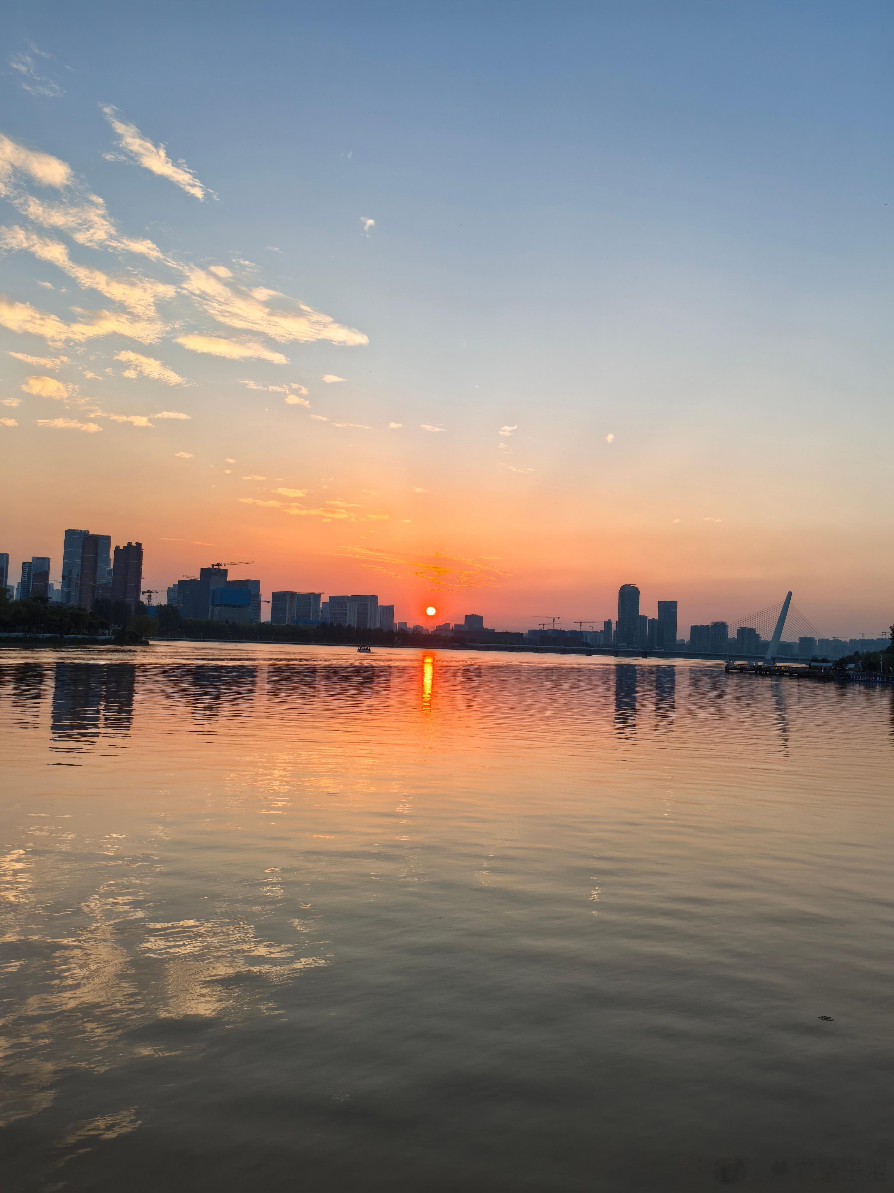 荣儿的日常  落日 看夕阳吻过河面，波光收藏起落日最后的光芒。霸河边的黄昏，是生