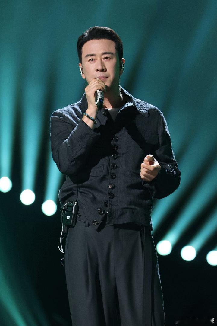 杨坤后半段神了杨坤后半段前半段收着嗓音慢慢铺垫氛围，后半段杨坤彻底放开自我尽情演