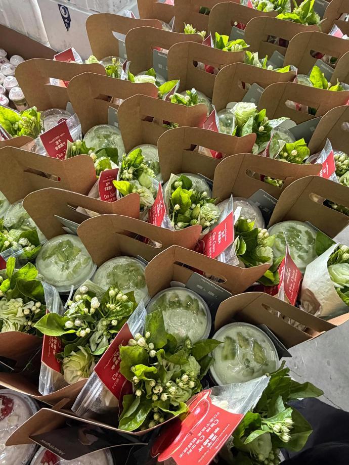 丁禹兮《司宫令》今天刚开机丁禹兮就请大家喝奶茶了，开工即请客，期待二皇子赵恺