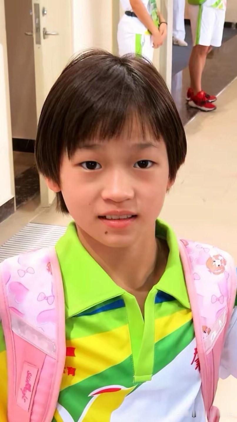 近日，细心的网友发现全红婵把背景图换了，上面写着“我爱我自己”。

婵宝现在应该