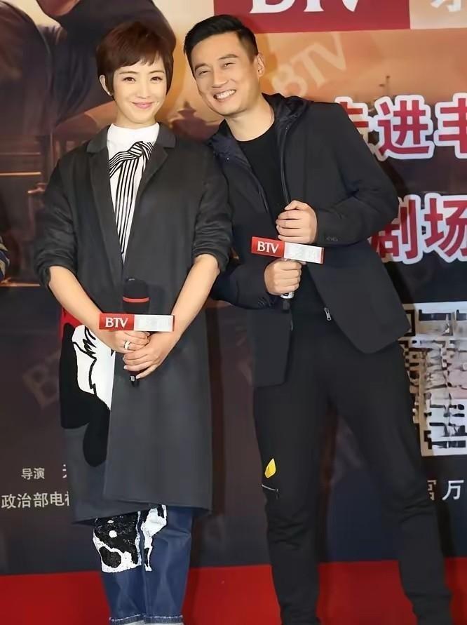 白天在片场演父女，晚上回酒店就锁了同一扇门。
两份片酬一分不差全搂进自家腰包，剧