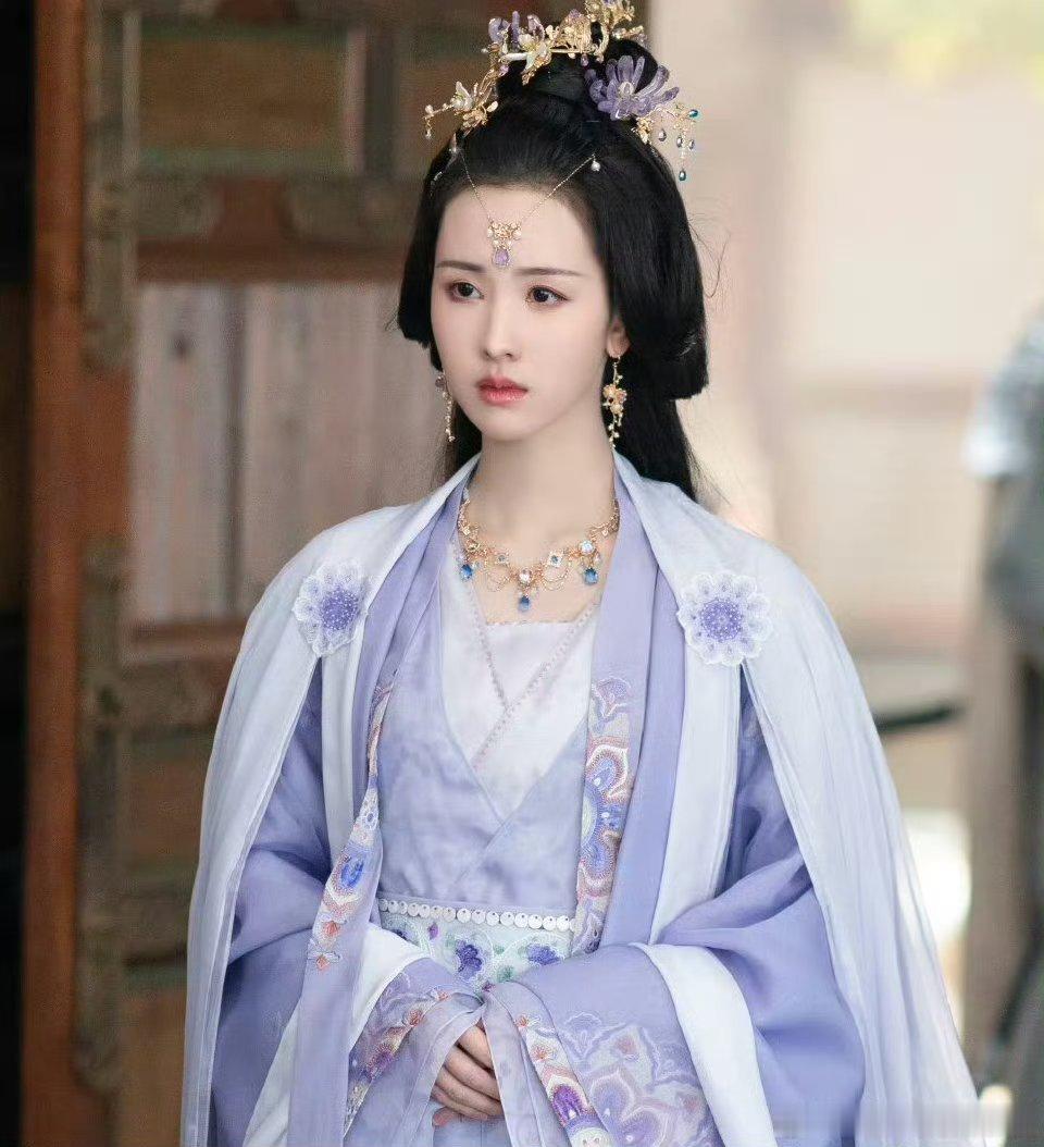 长月烬明这么多年了还在讨论罗云熙和陈都灵当年的角色，你们印象最深刻的是谁？谁的角