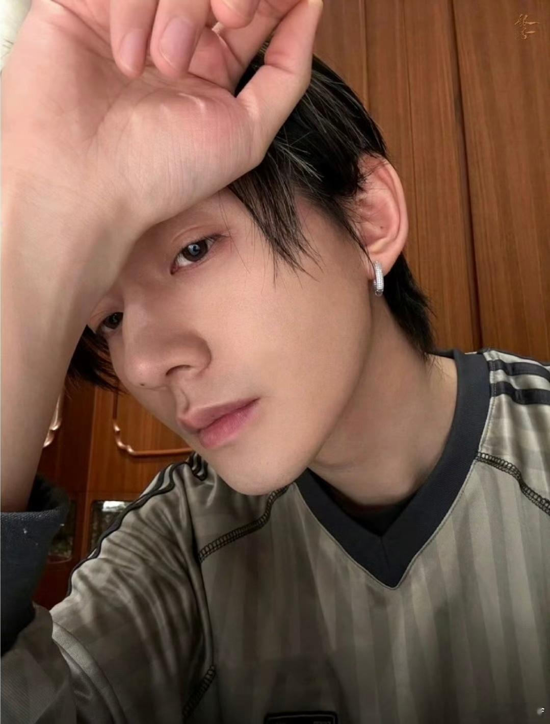 这跟和邓为谈恋爱有什么区别  家人们谁懂啊！午饭时间邓为突袭微博直播，这不就是我