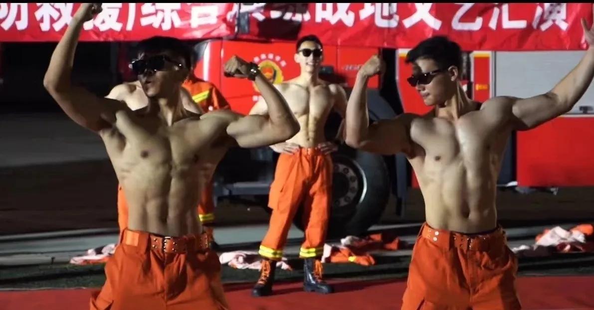 为什么穿着制服的消防员人人都追捧？因为他们的责任感，让人潜意识中认为他们更加漂亮