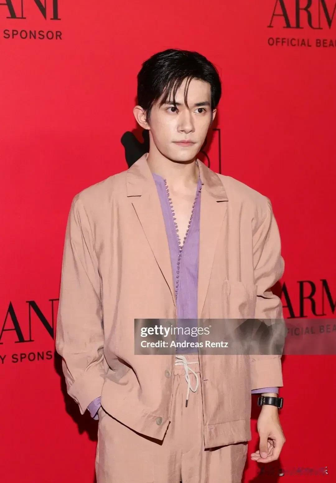 久违的易烊千玺近期形象变化令人瞩目，他展现出了一种超越年龄的成熟韵味，仿佛岁月的