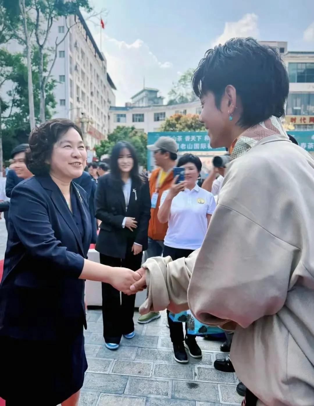 藏族小伙丁真估计晚上要睡不着了，实在太激动了，能和外交部副部长华春莹握手，这是何