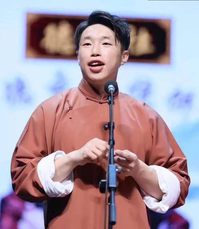 烧饼成了德云社的副总。主要负责业务方面的工作。
要我说他的业务能力真的不是特别突