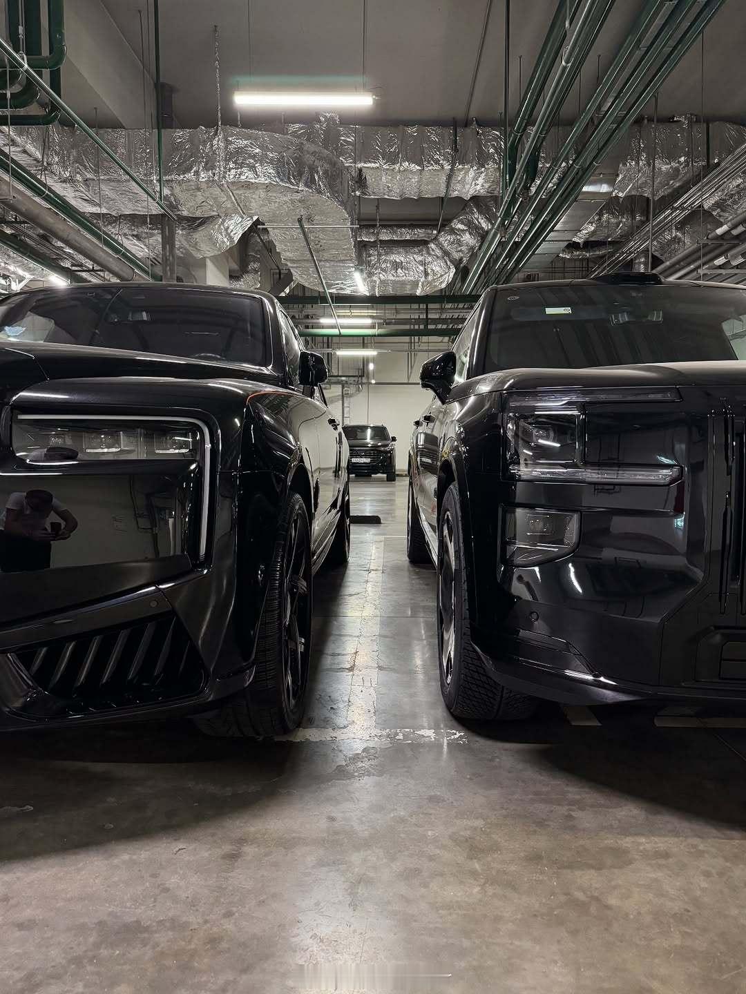 黑色巨型SUV🖤🖤🖤极氪9X 曜黑版or🖤🖤🖤劳斯莱斯库里南哪个更霸