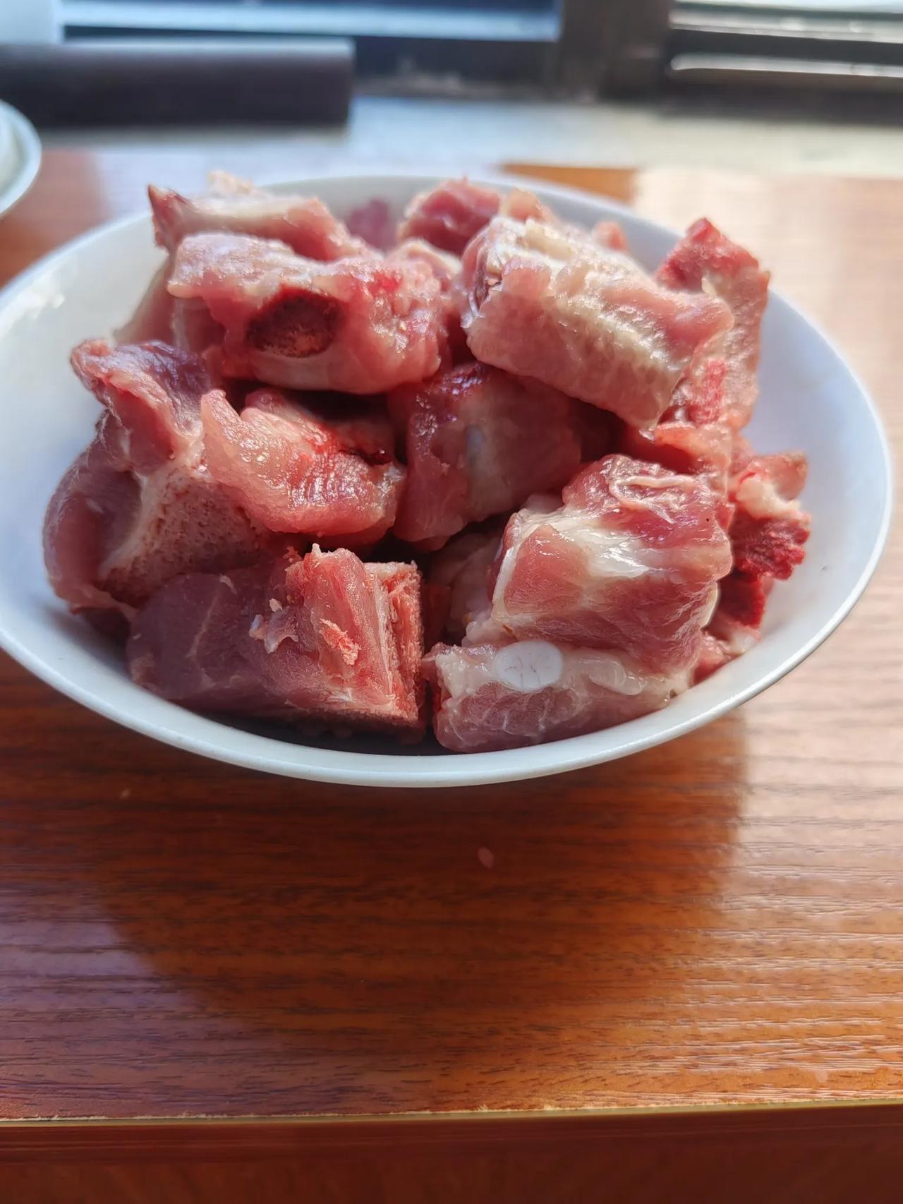 #分享秋天时令美食#秋天时令美食！
吃山药炖排骨，吃鸡肉，鸭肉。体质好的可以吃螃