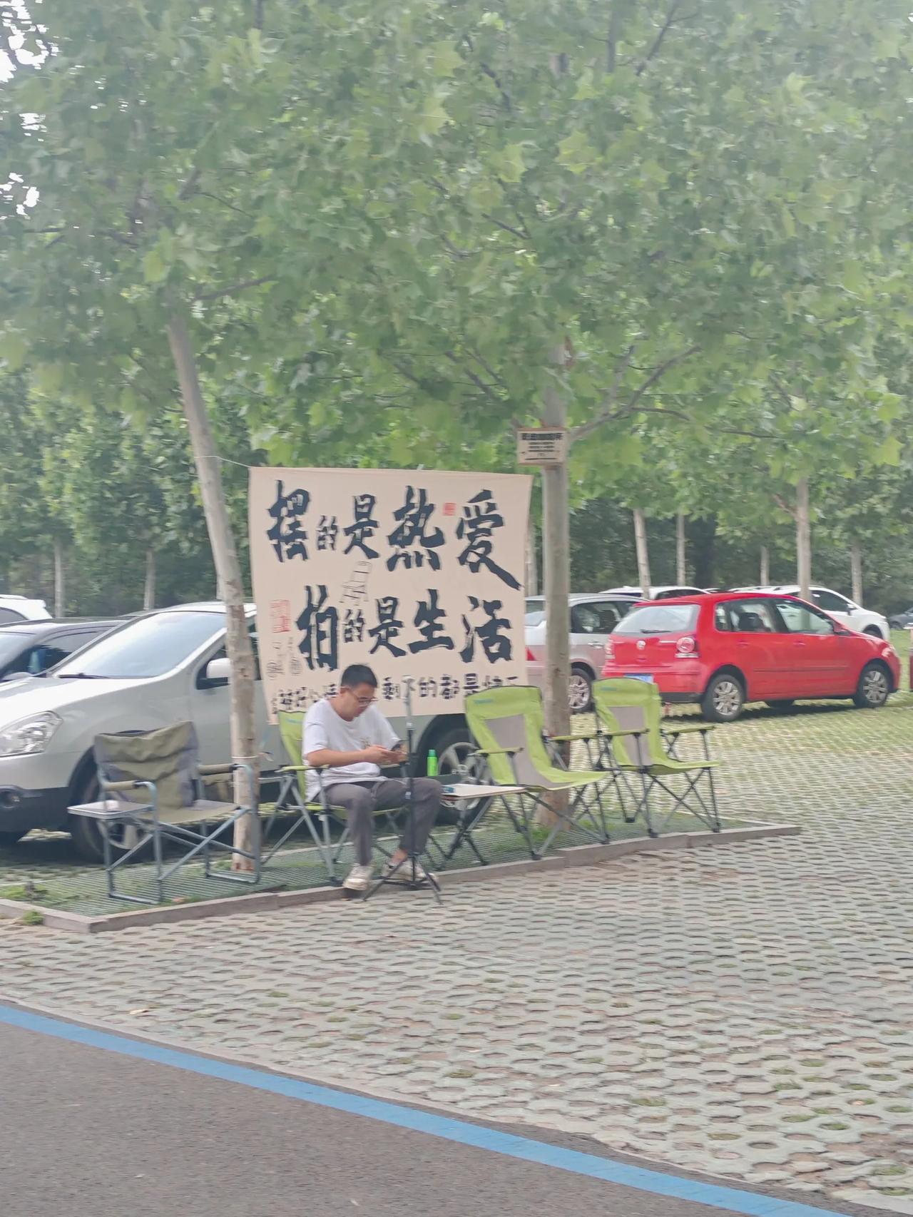 出摊了，出摊了！
一辆汽车开启我的卖货之路。
比亚迪元带我勇闯天涯。
今天在山脚