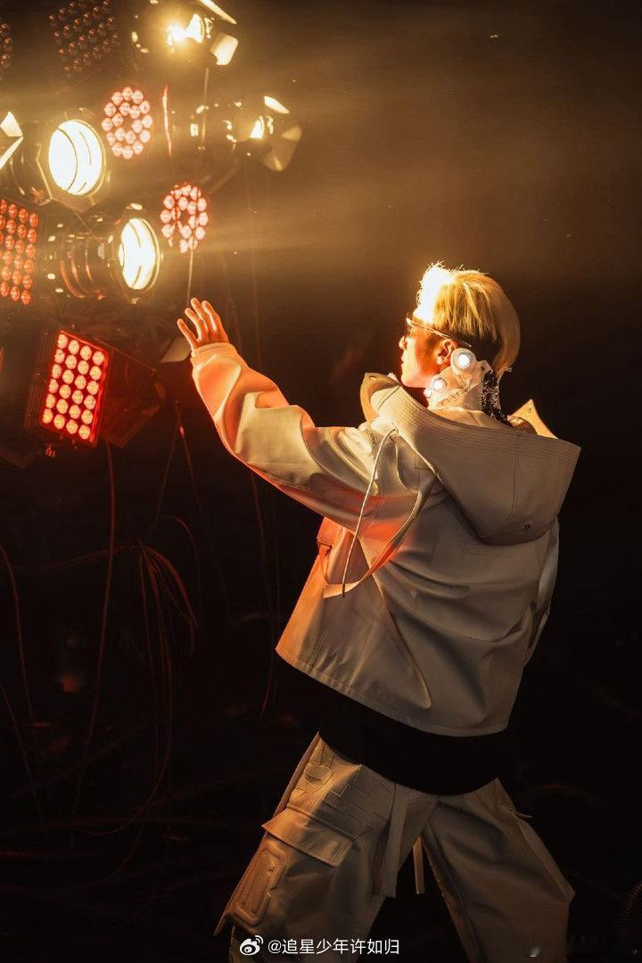 谢霆锋我跟可爱没关系 谢霆锋一边强调“可爱跟我没关系”，一边在演唱会揪耳朵听歌迷