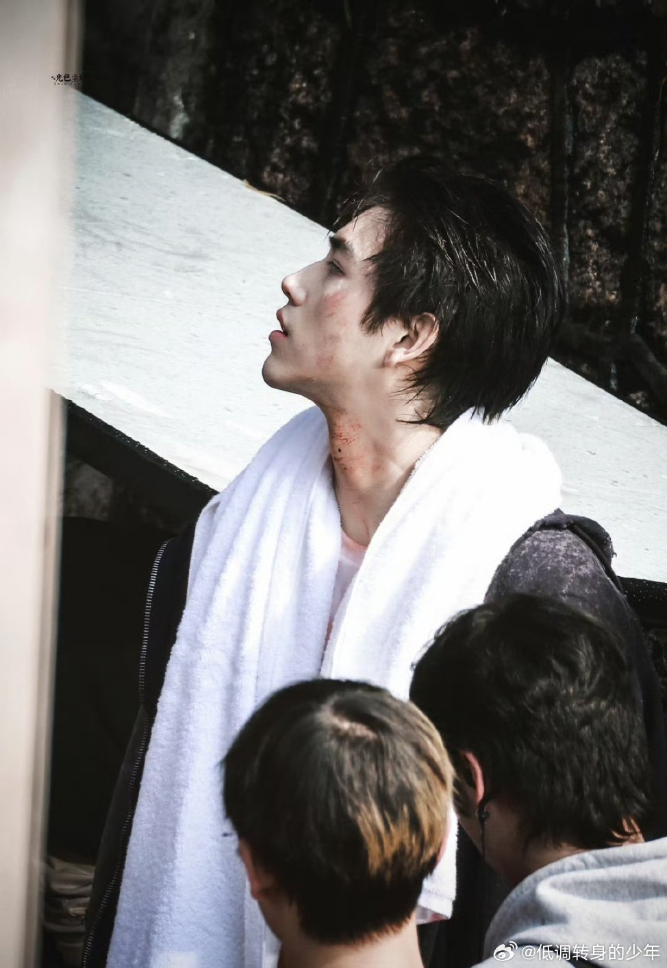 见春天陈飞宇魏清越战损妆路透，魏清越的青春疼痛文学是真的很疼😣啊～不是挨打就是