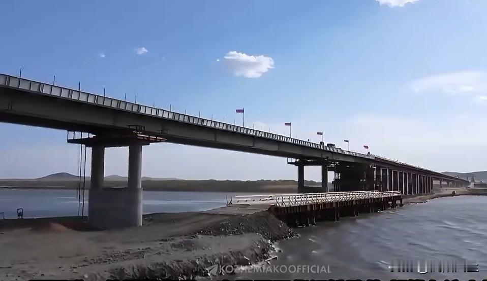 连接朝鲜与俄罗斯的新公路大桥已接近完工，这将成为两国之间首条公路连接线。在此之前