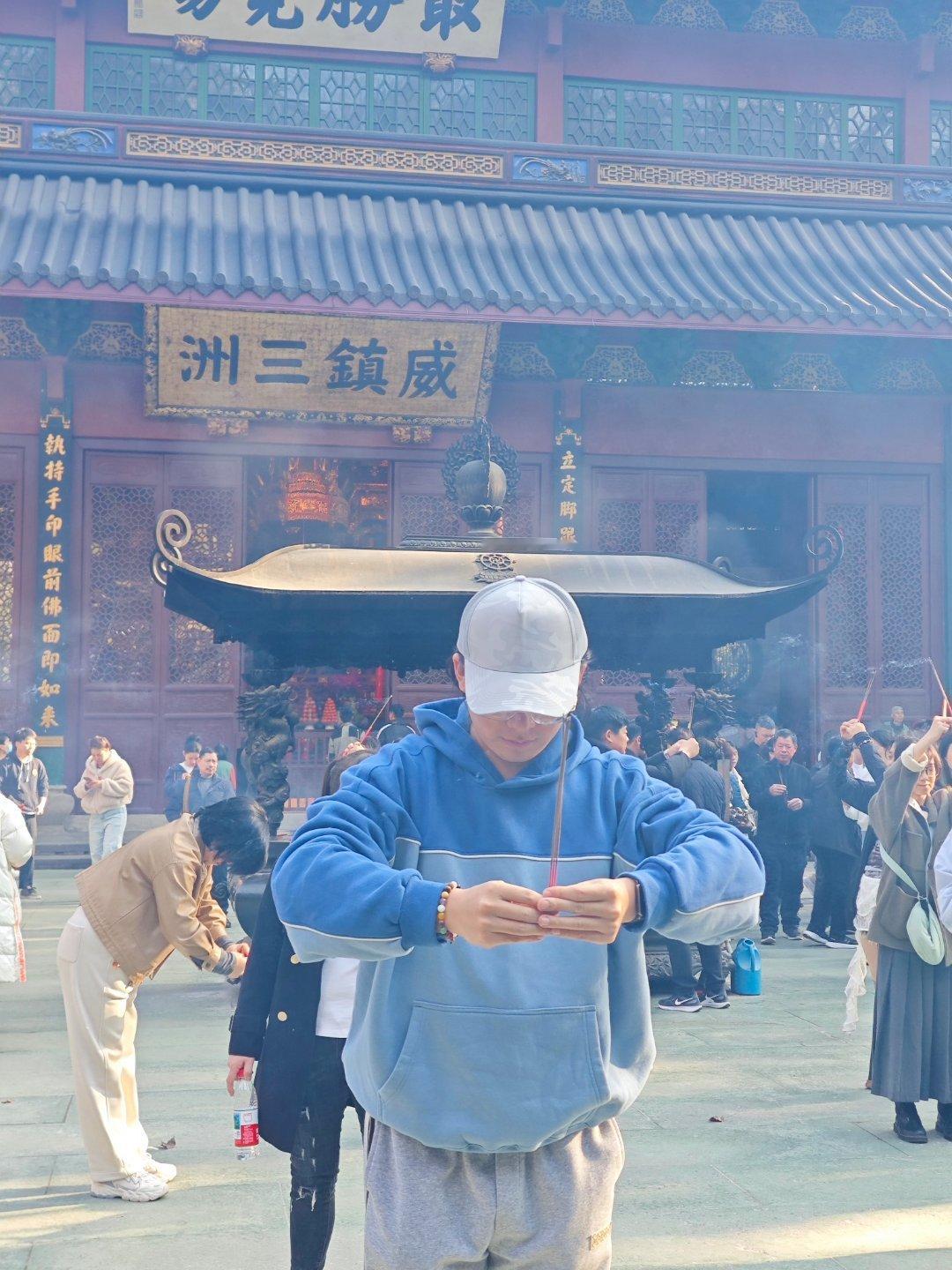 来还愿啦！也许下新一年的愿望：一祝我家人身体健康二祝我副业蒸蒸日上三祝我粉丝财源