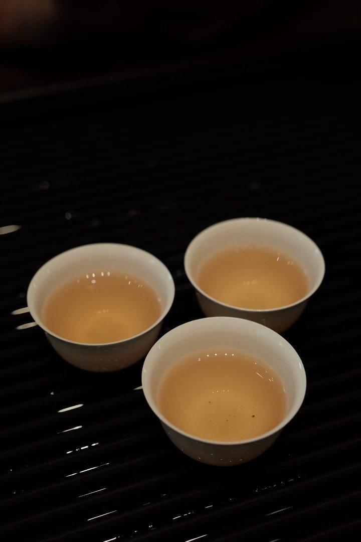 品茶赏器交友  心有清茶，慢慢度日，再大的风浪，也能平和从容地扛过去。 