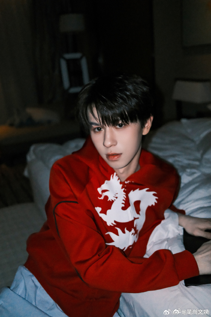 何浩楠热乎的新鲜的帅图、何浩楠小狗报备何浩楠热乎的新鲜的帅图来了，谁能拒绝何浩楠