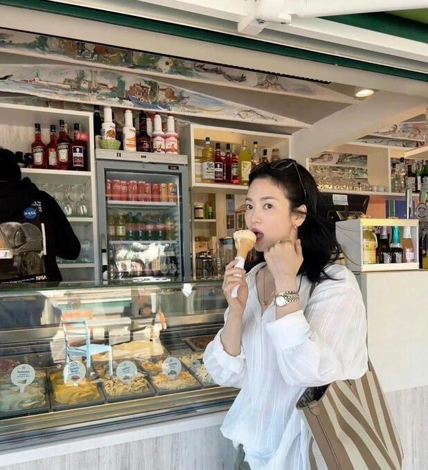 宋慧乔的“白衬衫”造型解析
白衬衫堪称“经典中的经典”，哪有女人会不喜欢穿呢，特