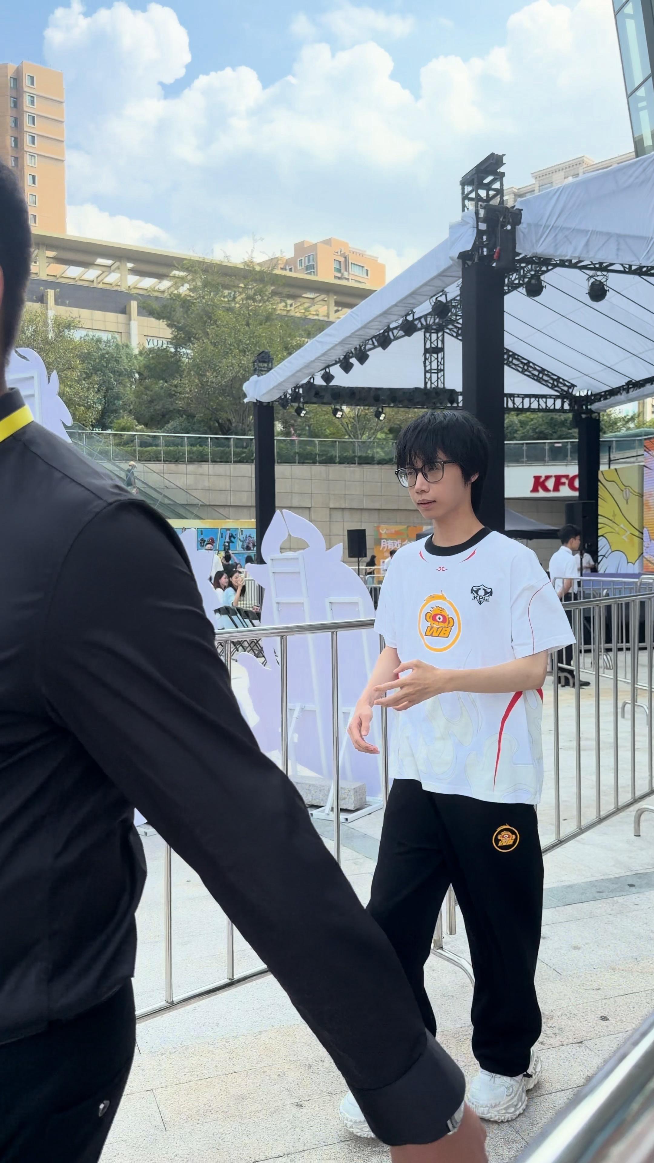 暖阳Nyy[超话] 啊啊啊我随便抓拍的[泪][泪]暖阳真的巨瘦呀 ​​​