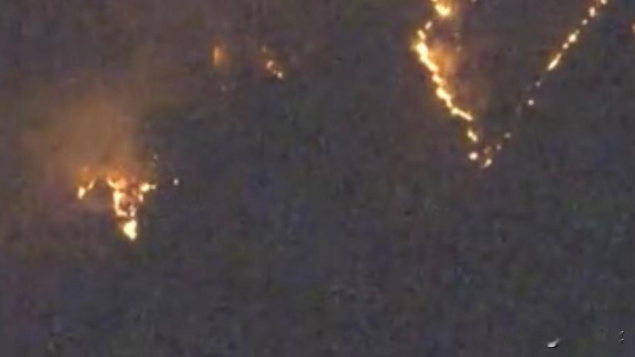 在当地时间12月8日，一场突如其来的山火在群马县富冈市的妙义山上肆虐开来。据最新