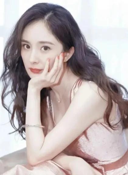 杨幂说她喜欢钱，因为她没吃过钱的苦。赵丽颖也喜欢钱，恰恰是因为她吃过钱的苦。

