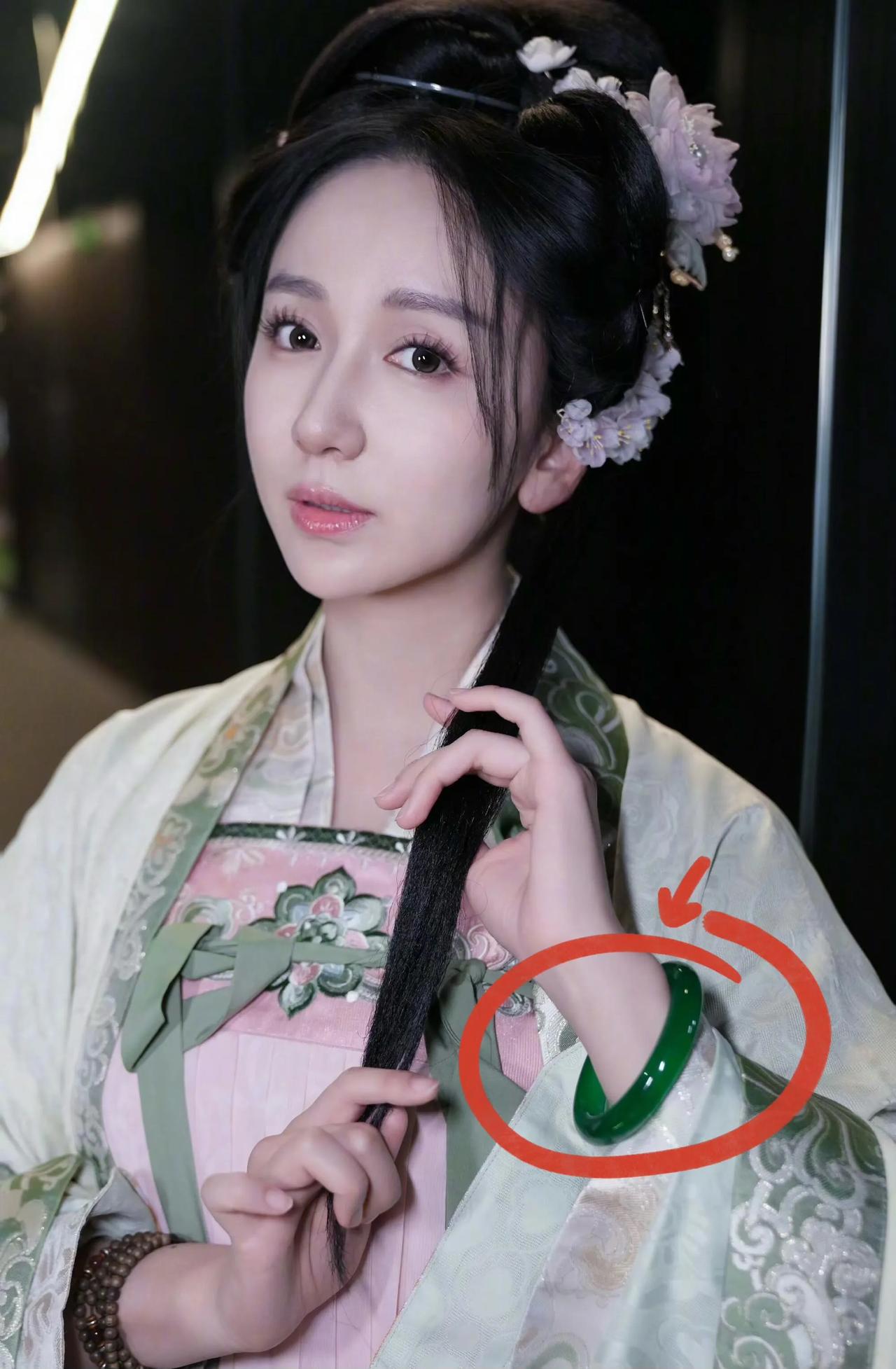 吵炸锅啦！娄艺潇这个帝王绿手镯，到底真的，还是假的？ 

一亿还是一百？网友已经