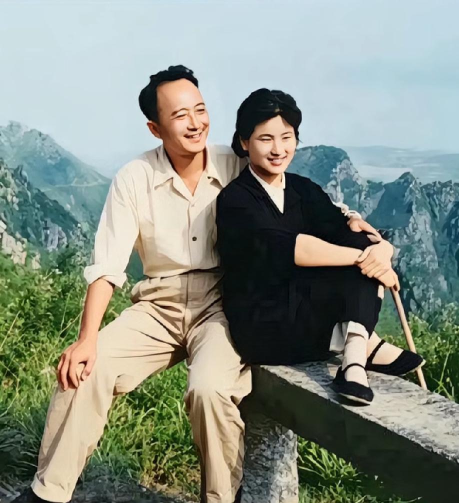 1962年，表演艺术家孙道临和王文娟，新婚蜜月在庐山拍下的一涨合影。上海王文娟