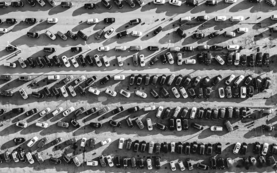 汽车市场其实被伪需求充斥着。比如，汽车漂亮最重要。比如，现阶段的辅助智驾值得多花