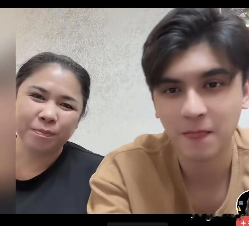 小麦回国才半个月，老爸已经穷困潦倒，邋里邋遢完全变样了！胡子也不刮，人也没有精神