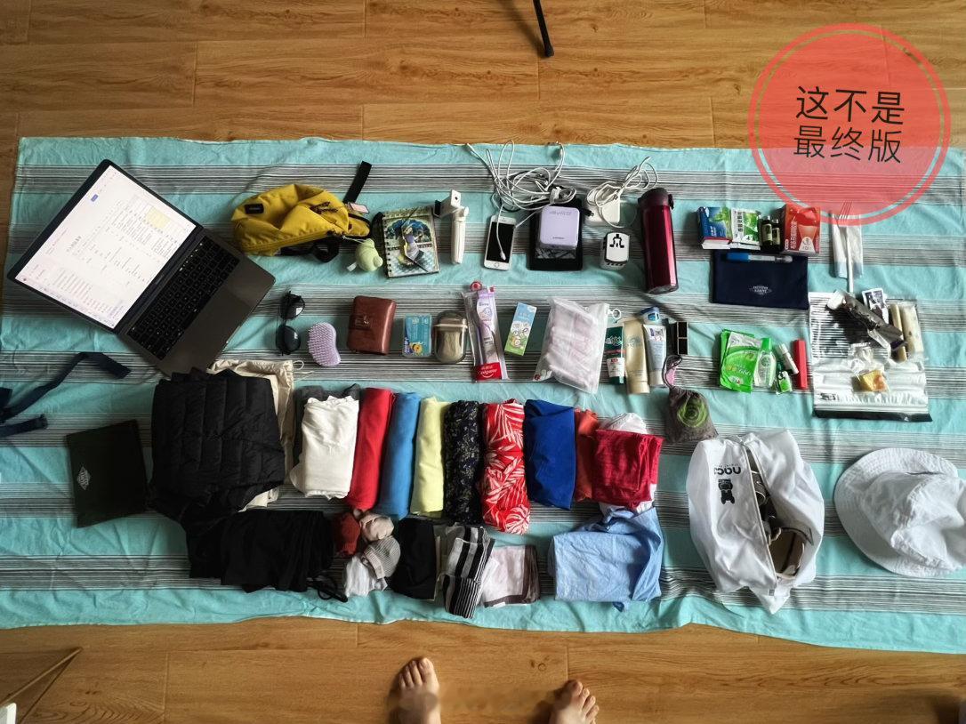 带着新包开始我的新旅程。本次旅程主要聚集在祖国西部。早晨出门时候，北京地面已湿。