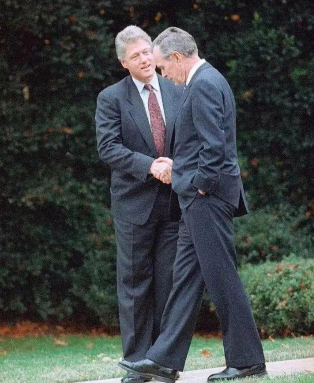 看着这张照片是1992年，美国前总统克林顿与老布什握手的名场面。

当年老布什在