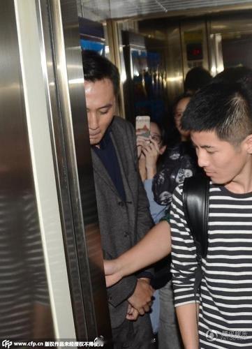 刘烨要被挤晕了 弱小无助不敢动