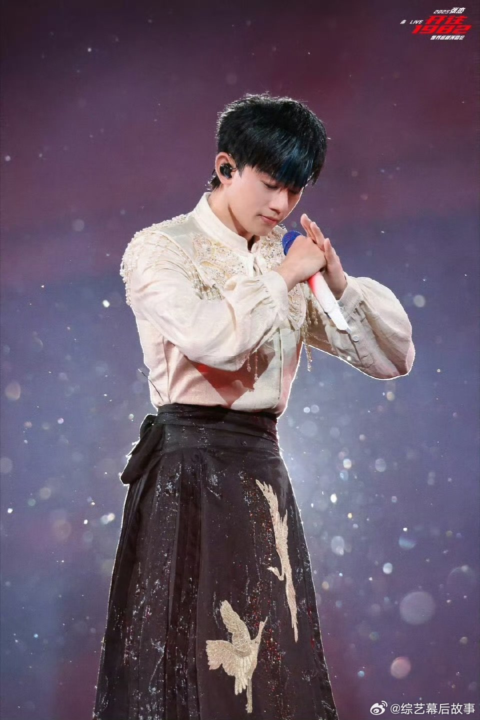 张杰鸟巢表演区覆盖鸟巢内场张杰鸟巢表演区一万平 从舞台规模就能看出来，张杰对舞台