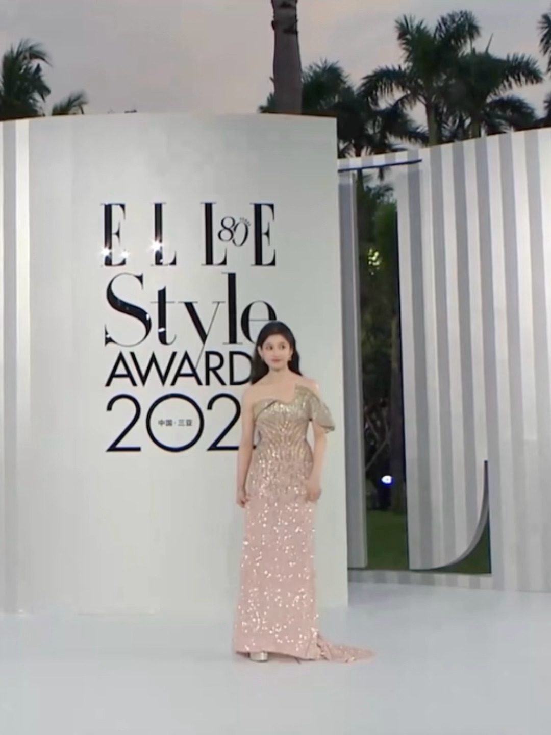 好q萌。。一勾脚提起裙摆💃elle红毯 ​​​