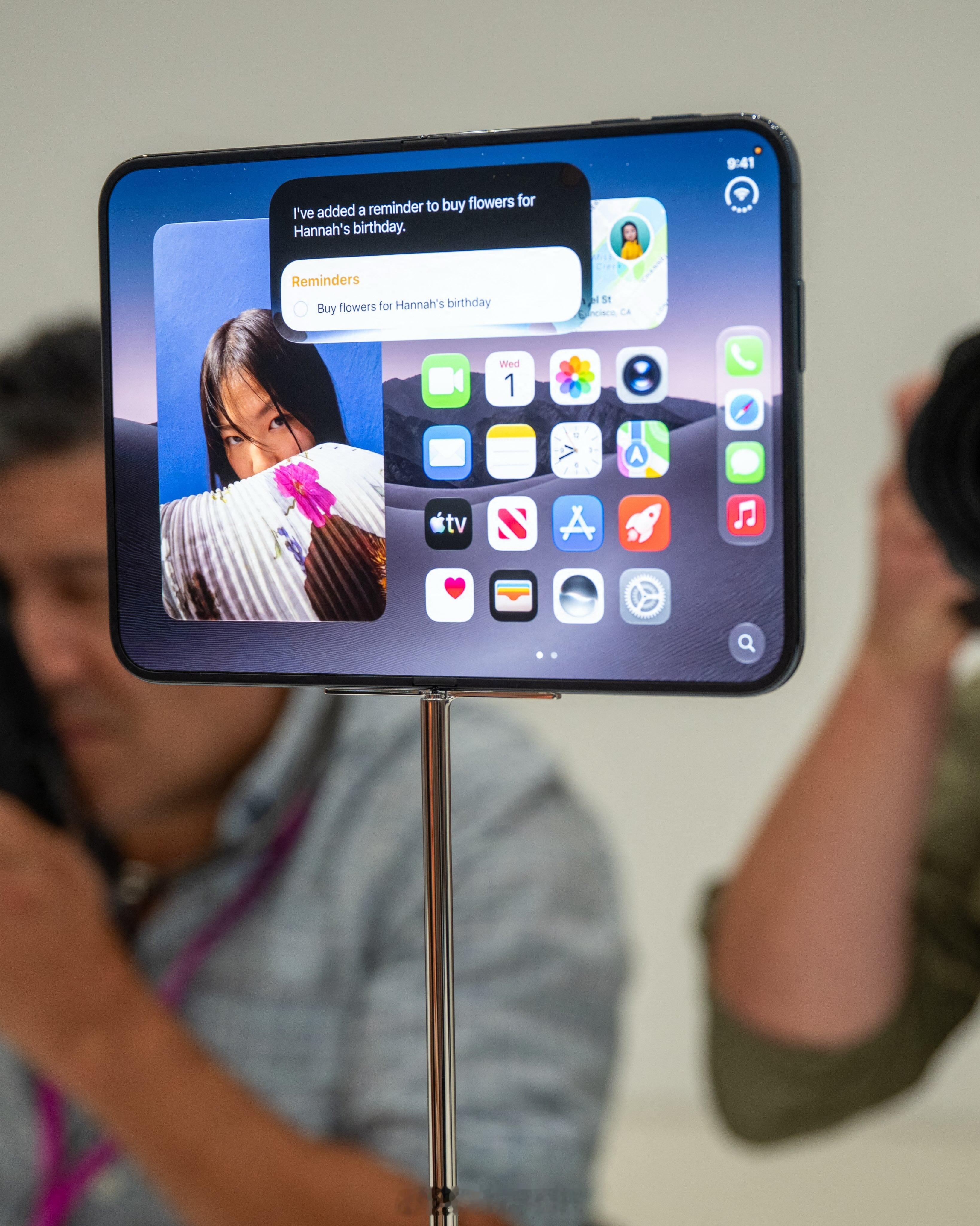 苹果折叠屏继承了乔布斯对工业设计的极致要求📱 2007 年的初代 iPhone