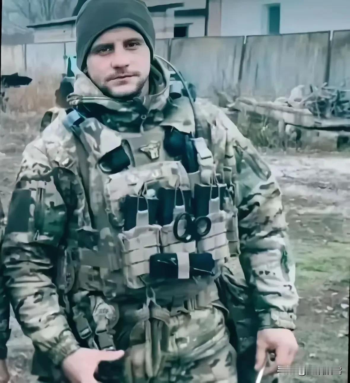 在肉搏战里的乌军，身形高大且威猛，体格较俄军更为强壮，嘴里还不时嘟囔几句，狭路相