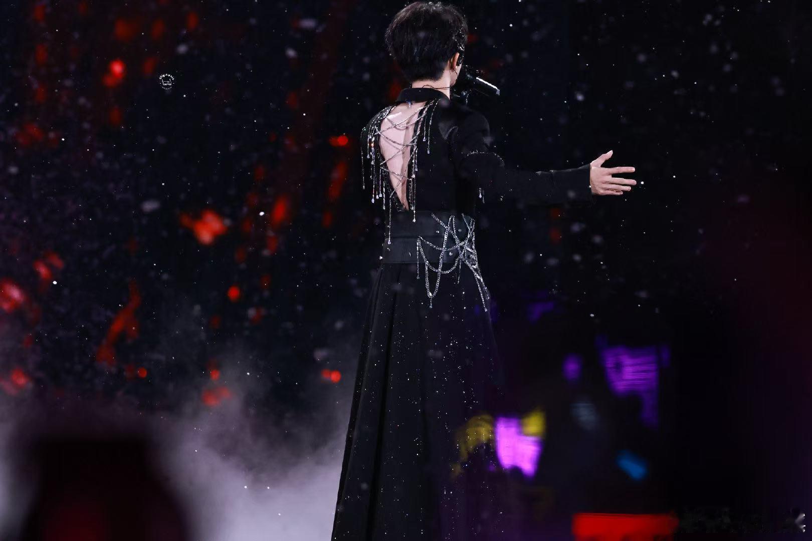 马嘉祺夏宫solo舞台 谁懂现场看夏宫solo的冲击力，马嘉祺演唱情绪拿捏得恰到