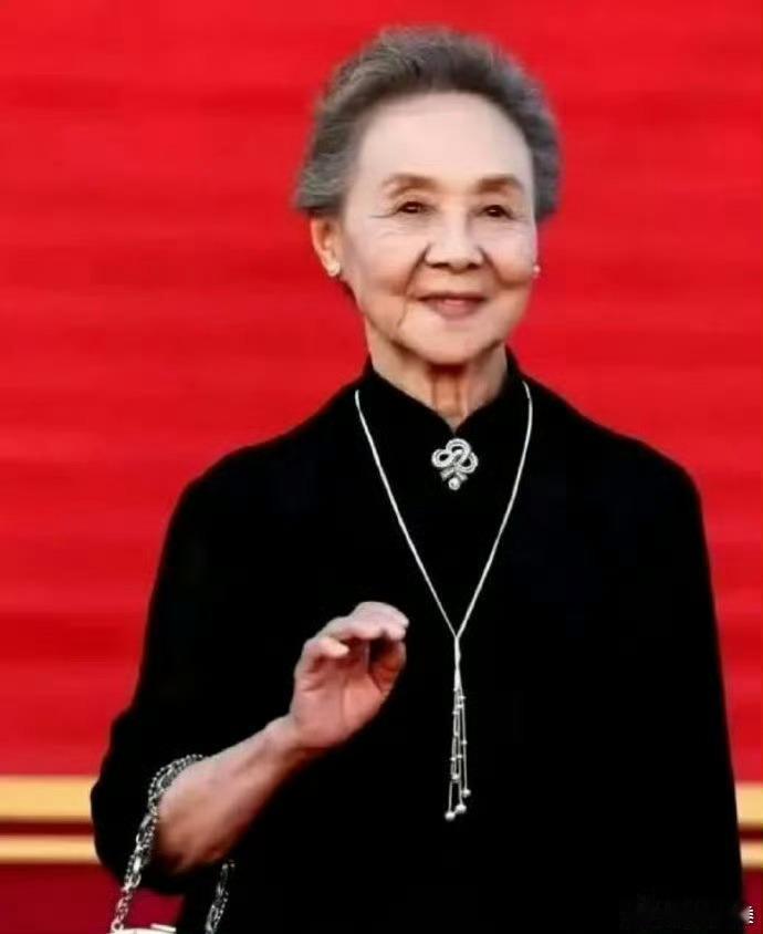 原来吴彦姝不是老了才优雅，她年轻的时候就是优雅的代名词了 