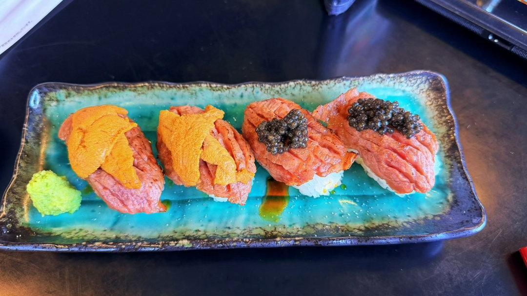 吃了最贵的寿司，¥90一个，鱼子酱和牛，海胆和牛 日本·河口湖駅