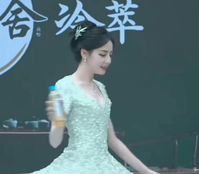 今天的迪丽热巴完全就是小精灵🧚‍♀️ ​​​