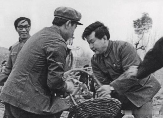 1985年8月，时任辽宁省委副书记、省长李同志与沈阳市长武迪生一同来到抢险一线，
