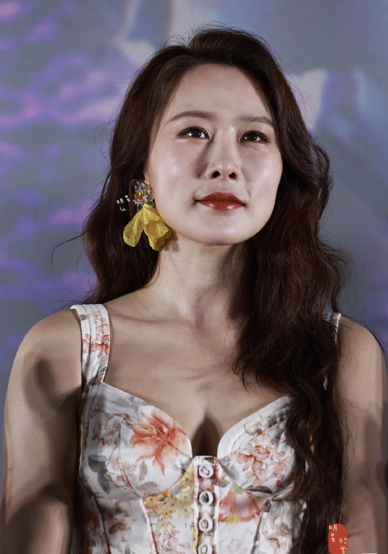 43岁的毛俊杰女人味十足
谁是你们心中的女神 身材最好的女明星，你们喜欢谁