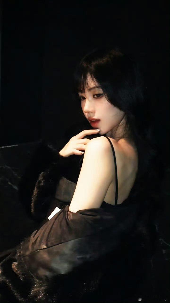 鞠婧祎万花世界 jjy鞠婧祎苏绿夏“春天有鲜花绽放 秋天有枯叶飘落 但热爱有始无