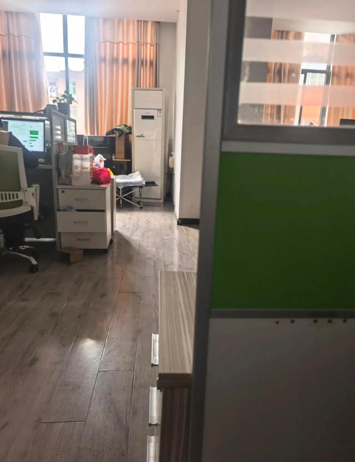 领导心里明镜一样，但从不亲自拆招。
谁被挤兑，他不站队，但会当众问你意见。
关键