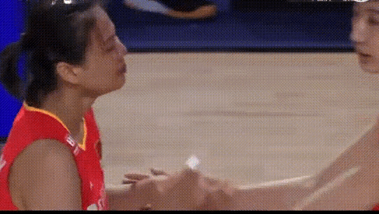 龚翔宇比赛期间流泪痛苦的原因或许是这三点:
1.压力太大，怕自己发挥不好辜负了球