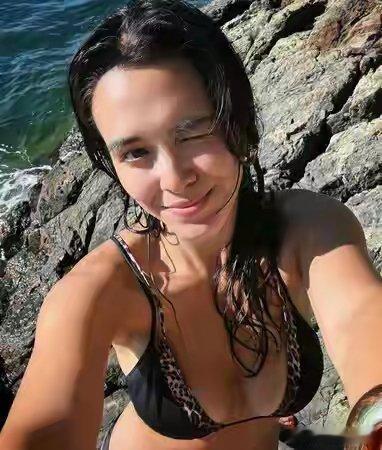 钟丽缇大女儿晒比基尼照我感觉大女儿更像妈妈一点，不过身材真的很好啊，就是很健康的