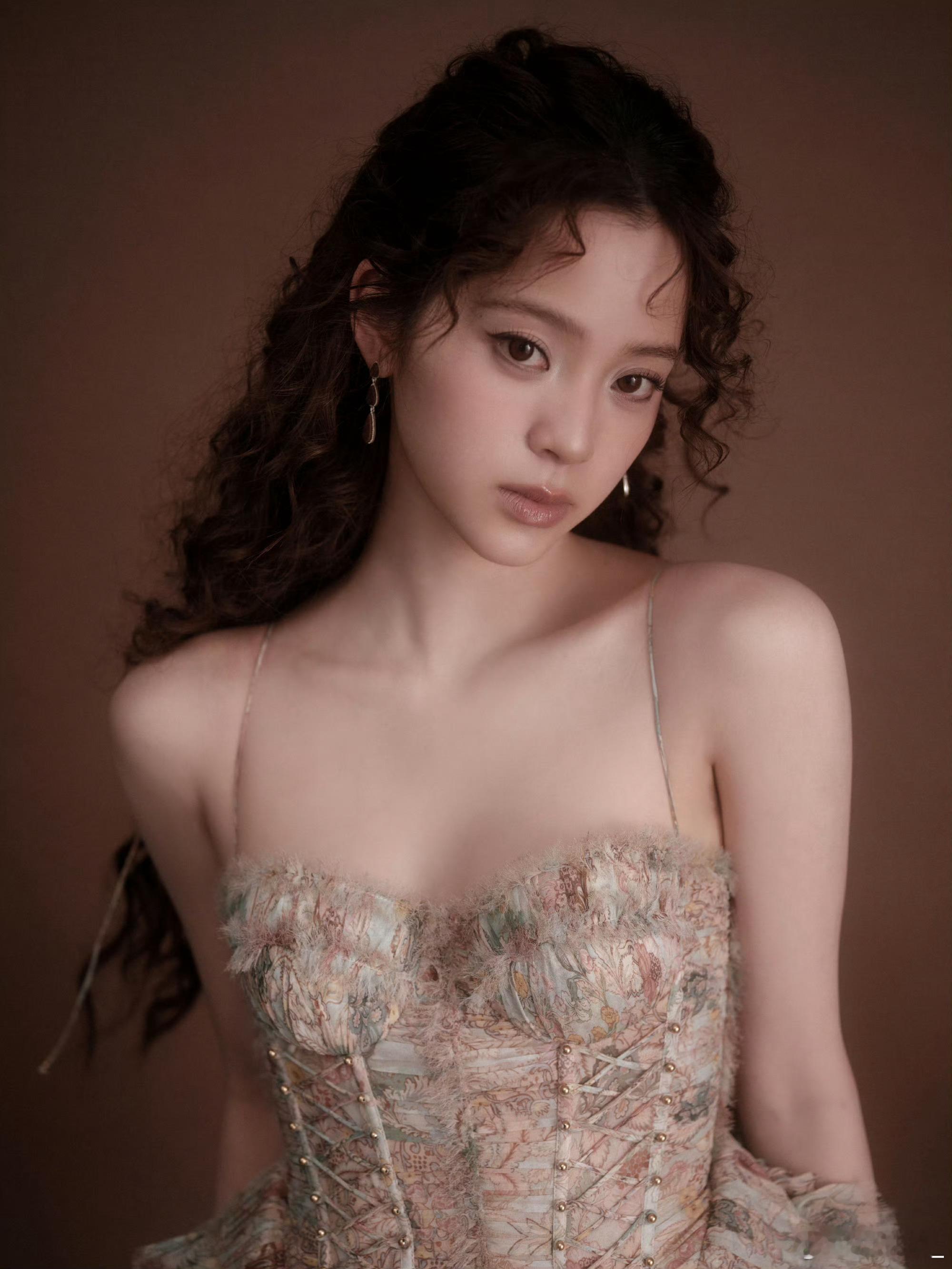 欧阳娜娜完全公主来的欧阳娜娜声生不息也太公主了吧！羊毛卷公主头配蓬蓬裙超美，唱歌