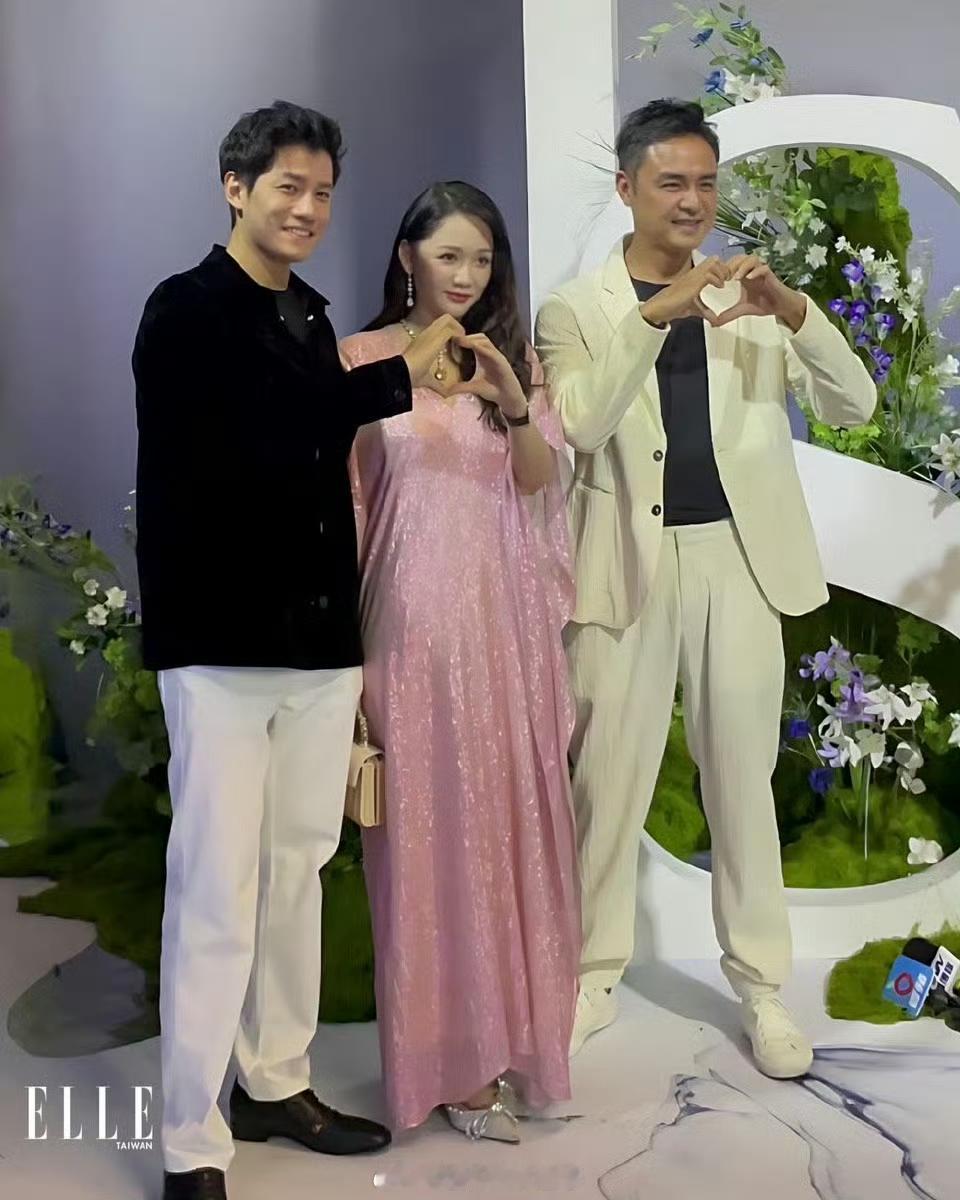 #陈乔恩夫妇参加萧敬腾婚礼##陈乔恩和老公参加萧敬腾婚礼#艾伦很帅唉 ​​​