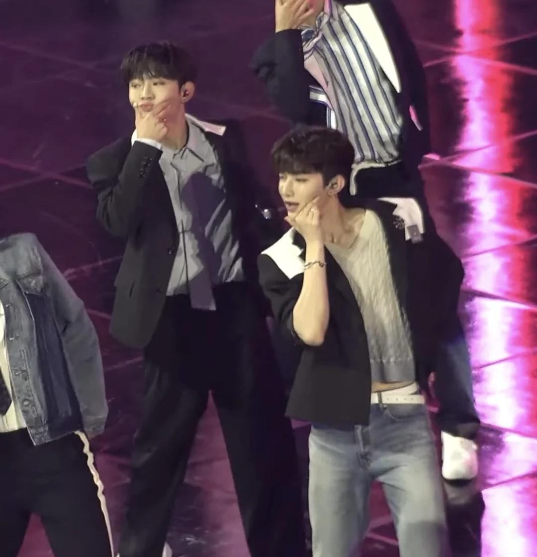 回顾Jelly Pop发现了有趣的
🐦捏脸力度过于实诚了[笑哭]
章昊还是帅得